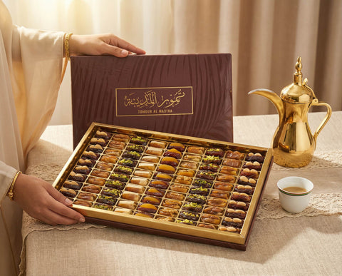 علبة هدايا تمور محشوة بالمكسرات المشكلة وزن 2 كيلو 