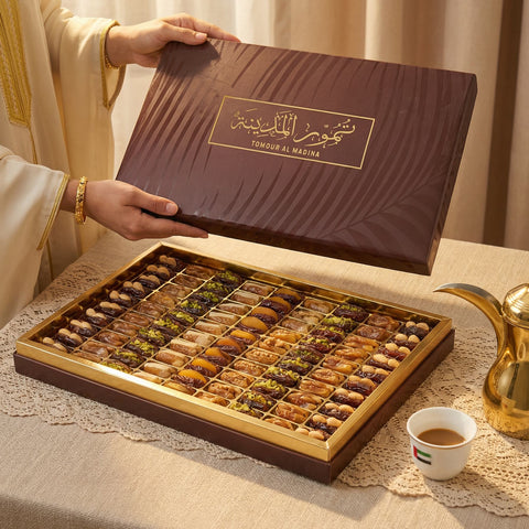 علبة هدايا تمور محشوة بالمكسرات المشكلة وزن 2 كيلو 